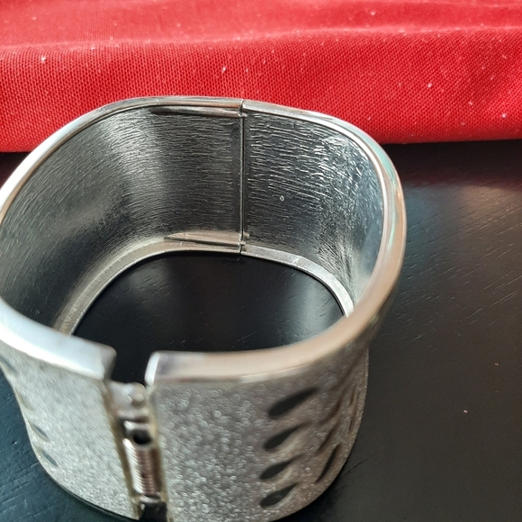 EUC Hinged Bangle Bracelet - Picture 5 of 7